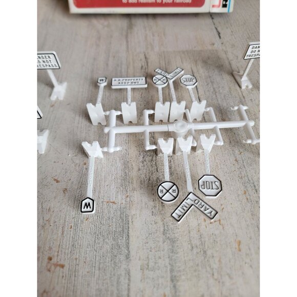 Lionel 0 and 027 Gauge Road Signs train accessory set - Picture 2 of 8